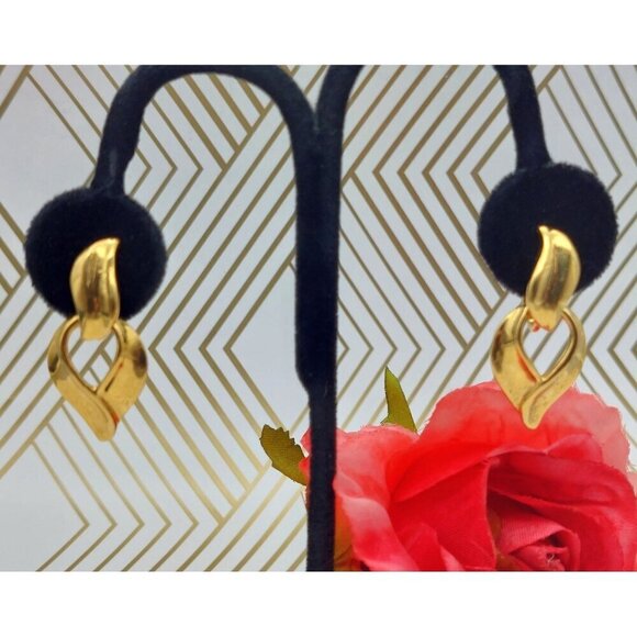 Avon Door Knocker Gold Tone Dangle Clip On Earrings Dangle Drop 1.5" - Picture 7 of 12